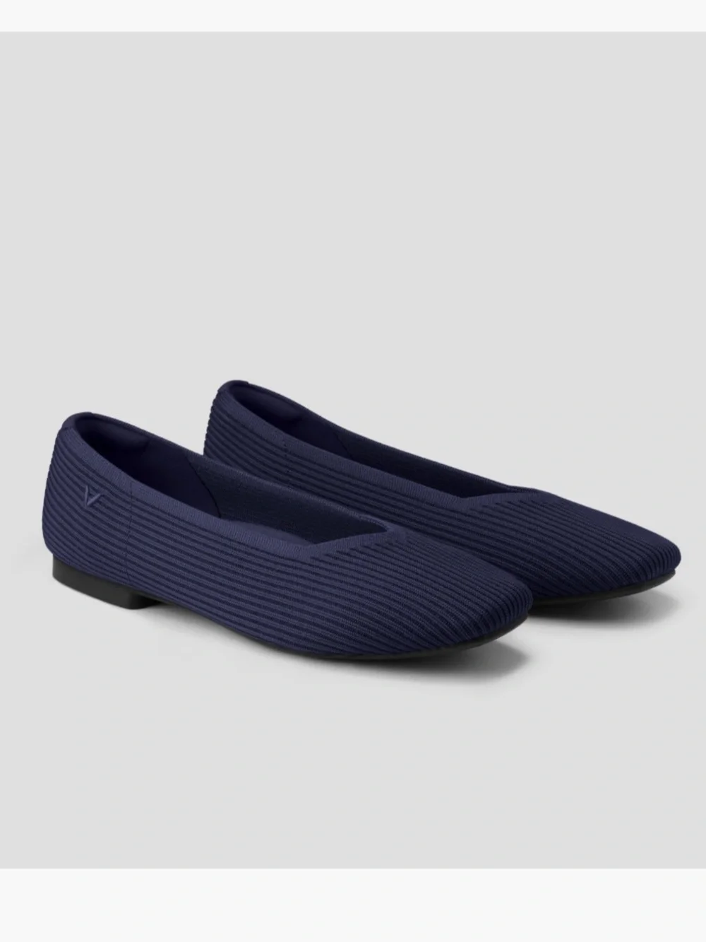 Vivaia Square-Toe V-Cut Flats Navy 40/9